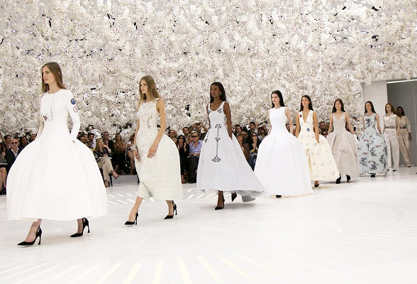 défilé Dior dans une salle remplie d'orchidées blanches