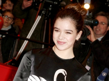 Hailee Steinfeld pour Miu Miu