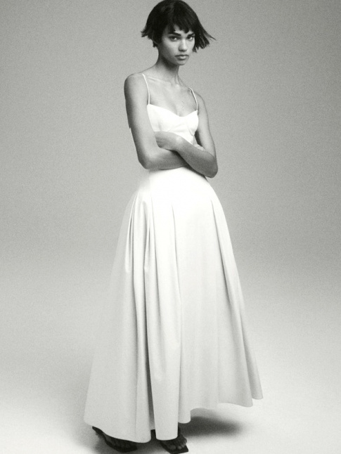 Mlant blanc immacul, dgaine minimaliste et esprit toilette de bal, cette robe a tout bon !