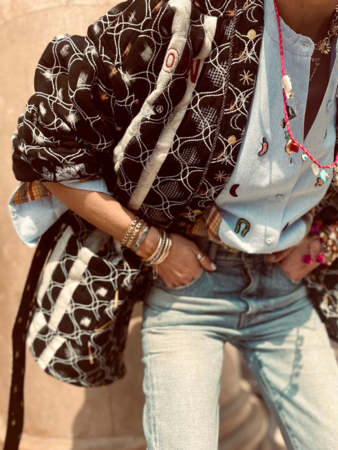 Kimono brod + chemise raye col officer + collier grigri = le bon mix