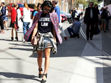 La chemise à carreaux nouée autour de la taille