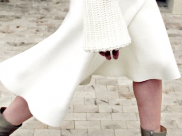 Jupe midi + pull carré = la silhouette du moment