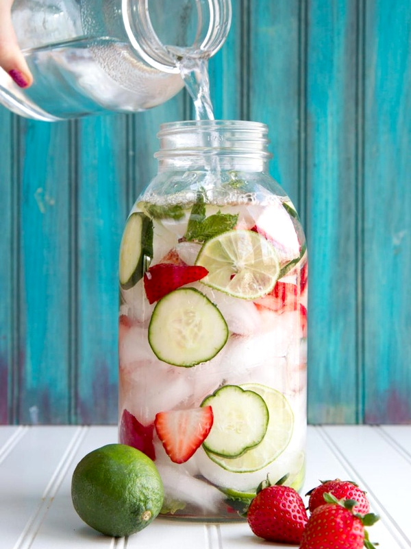 Bocal en verre et fruits