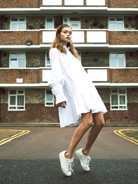 Jeune fille en ample robe blanche