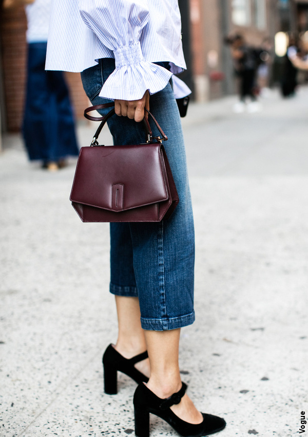 Chemise  rayures bleues + jean 7/8 + escarpins noirs