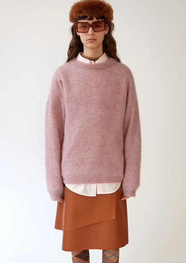 Pull rose + jupe caramel