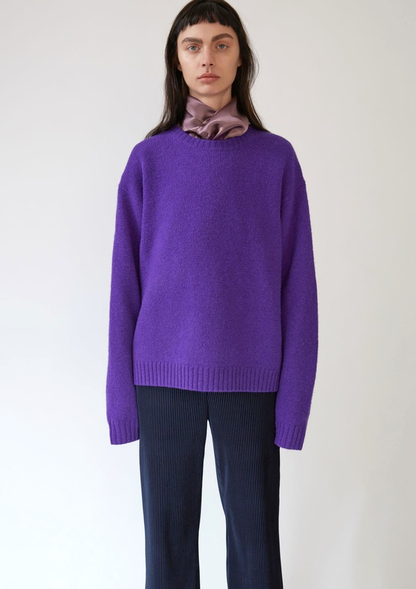 Pull violet + pantalon bleu marine