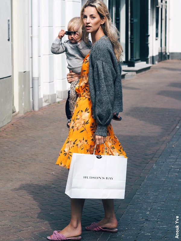 Pull gris + robe orange