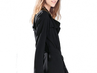 Wanted : un trench liquide noir Zara