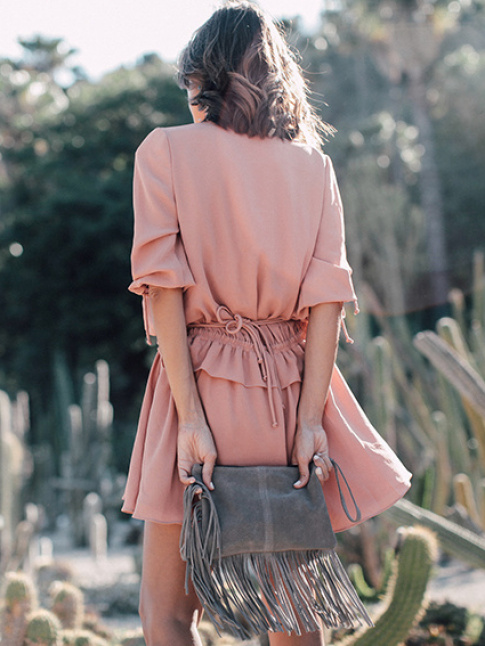 Rien de tel qu'une petite robe vieux rose pour sublimer un bronzage caramel !