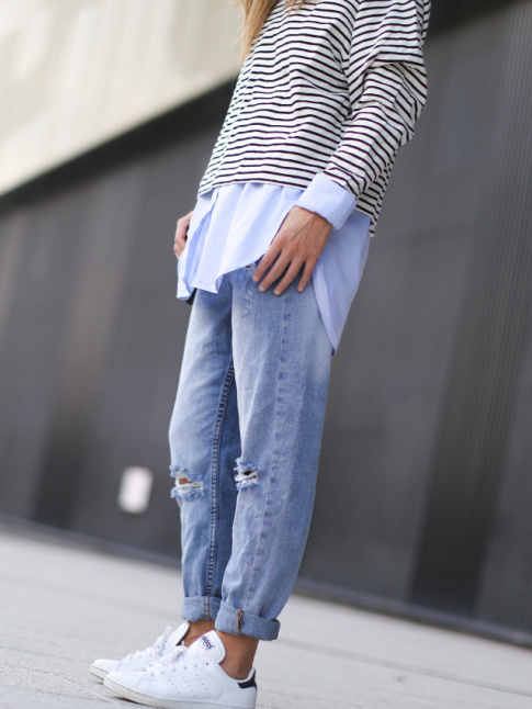 Pour habiller le duo baskets blanches/jean destroy, on pense au mix marinire/chemise ample