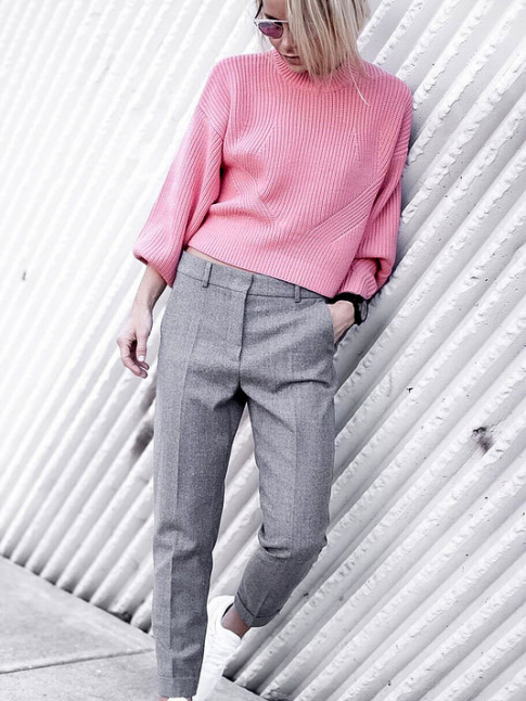 Rien de tel qu'un pull rose barbe  papa pour twister un sage pantalon gris !