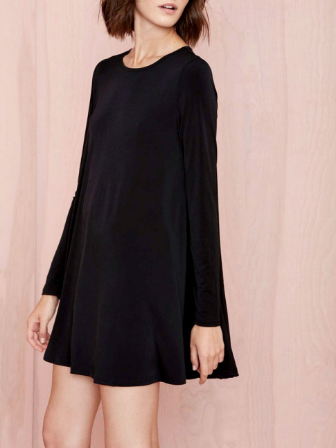 Sobre, casual mais nanmoins fminine, cette petite robe noire a tout pour plaire !