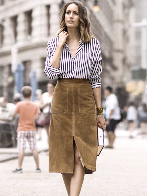 Chemise raye + jupe midi en daim = le bon mix