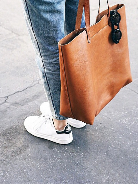 Cabas en cuir fauve + baskets blanches = le bon mix