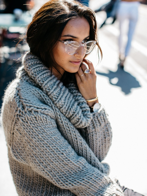 Lunettes de vue translucides + gros pull = le bon mix