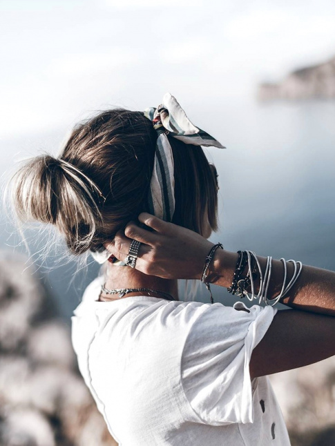 Cet t, on n'oublie pas de se nouer un petit foulard dans les cheveux !