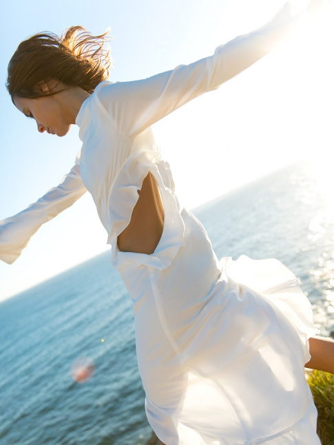 On aime quand la robe blanche oscille entre effluves romantiques et twist conceptuel
