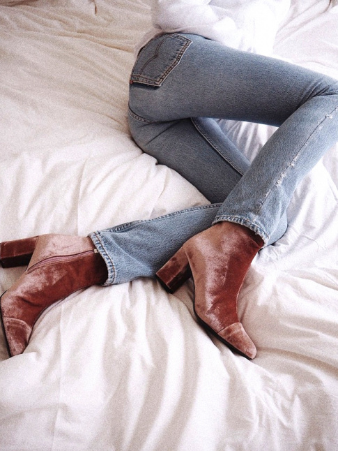 Les bottines en velours rose, l'atout ultime des automnes no-girly