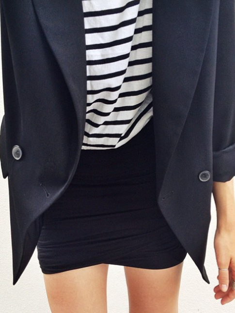 Cette saison, on use et abuse du gimmick nineties blazer large/micro jupe !