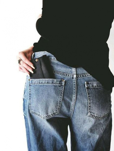 Jean un peu large + pull moulant noir = le bon mix