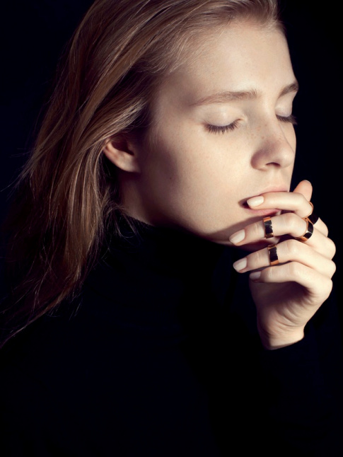 Rien de tel qu'un fin pull col roul noir pour sublimer des bijoux dors