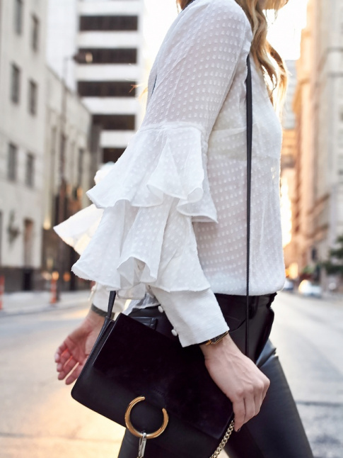 Blouse romantique + leggings en cuir = le bon mix