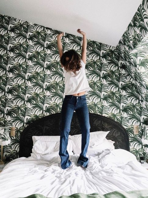 Rien de tel qu'un papier peint palmier pour transcender les murs de sa chambre  coucher !