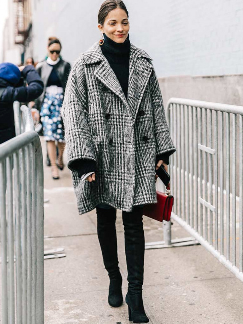 Cuissardes + manteau oversize + pull col roul port droul = le bon mix