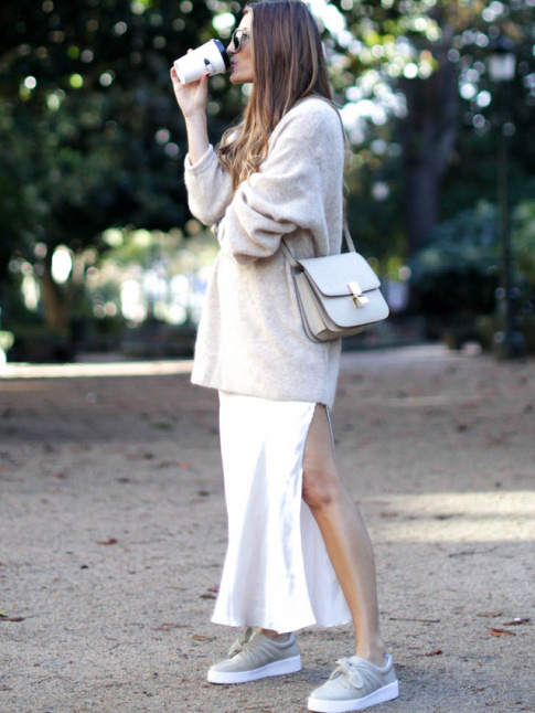 Travaille en camaeu et associe au duo pull XL/baskets, la slip dress en soie a tout bon !