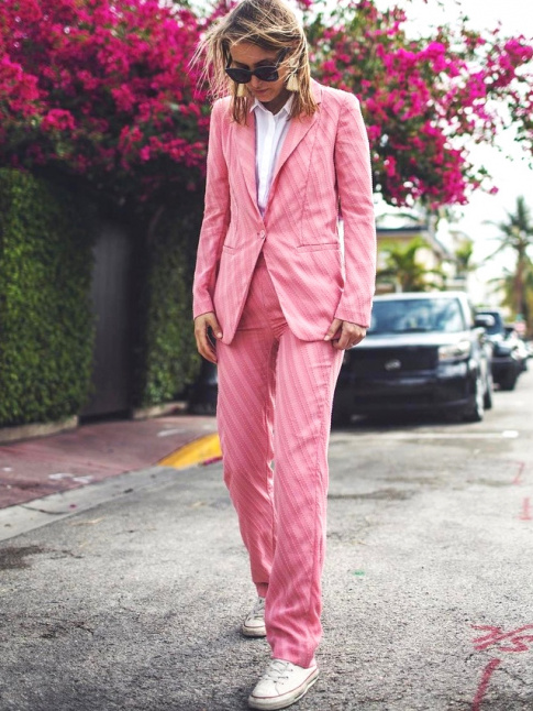 Le tailleur pantalon rose, ou comment conjuguer deux tendances majeures sur une mme tenue