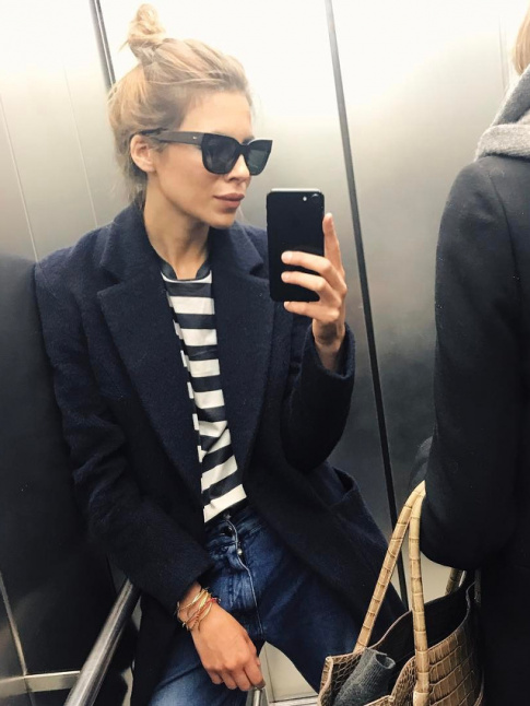 Rien de tel qu'une paire de lunettes noires pour rehausser le duo marinire/pardessus bleu marine !