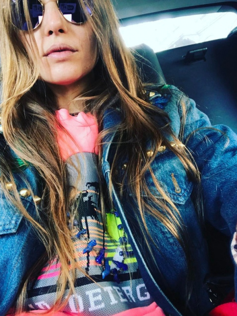 Veste en jean + tee-shirt funky = le bon mix