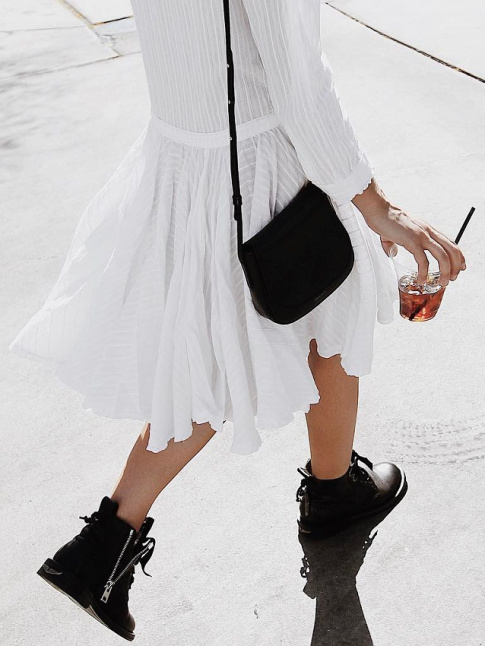 Rien de tel que des boots noires pour twister une petite robe blanche bohme
