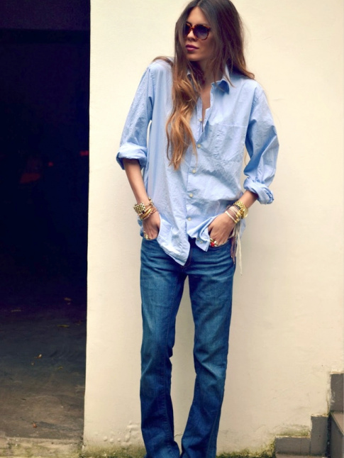Jean flare + chemise masculine + bracelet dor = le bon mix