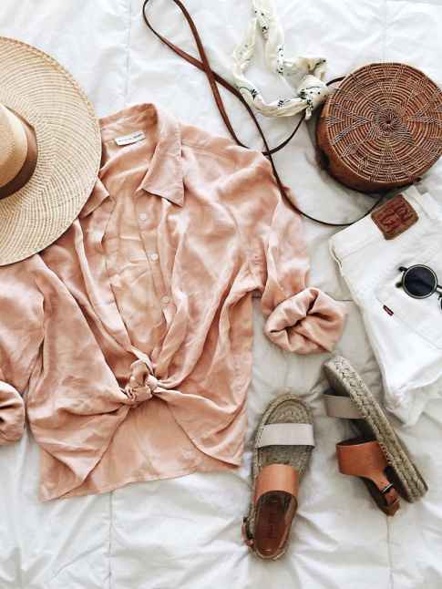 Chemise saumon light + short en jean blanc + touche d'osier = le bon mix