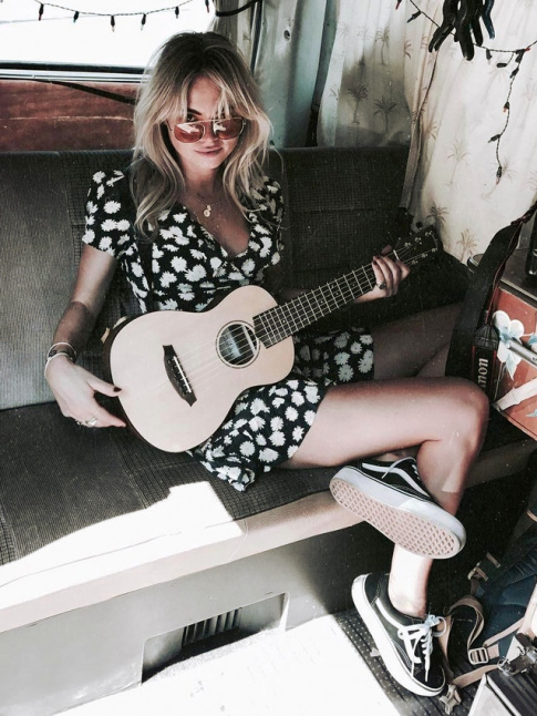Petite robe  fleurs + Vans = le bon mix