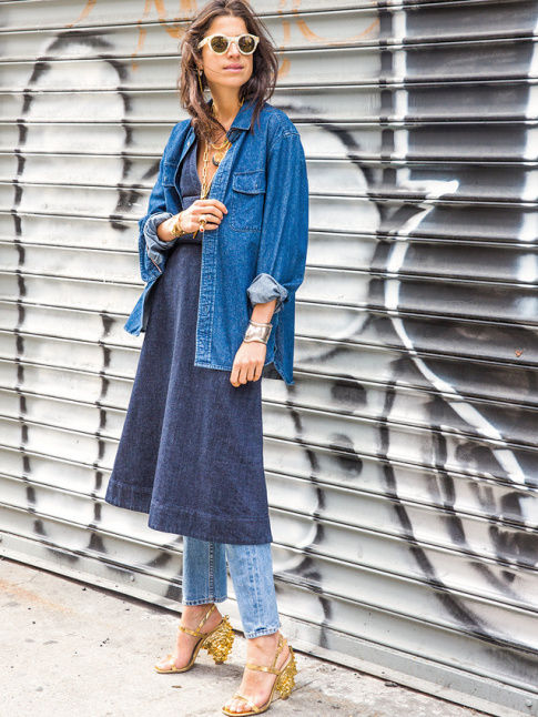 On aime quand le total look denim se rinvente