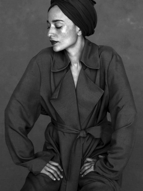 Rien de tel qu'une touche d'exotisme forties - ici un turban - pour booster l'allure d'un trench !