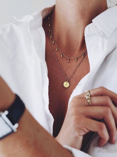 Le duo colliers dors/chemise blanche masculine est dfinitivement devenu un classique