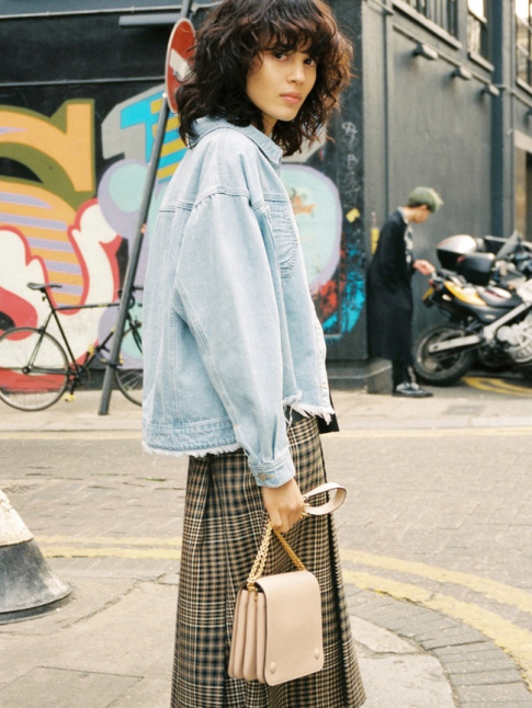 Blouson en jean lgrement oversize + petits carreaux svres = le bon mix