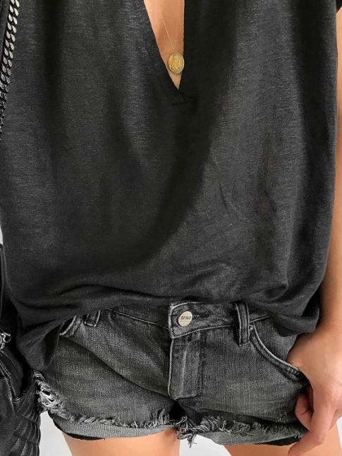 Ample top noir grand col V + mini short en jean noir dlav + bijou dor = le bon mix