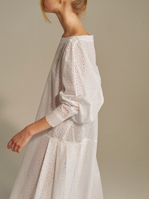 Associant volume oversize et dentelle anglaise revisite, cette robe blanche Vika Gazinskaya a tout bon !