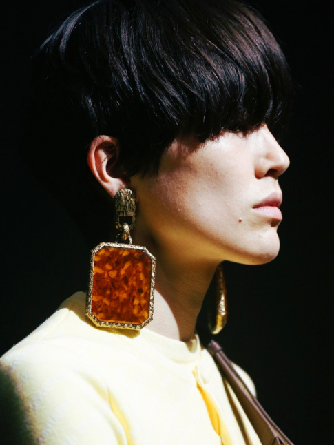 Maxi boucles d'oreilles + coupe au bol = le bon mix