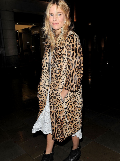 Manteau lopard + robe en dentelle blanche + bottines noires = le bon mix