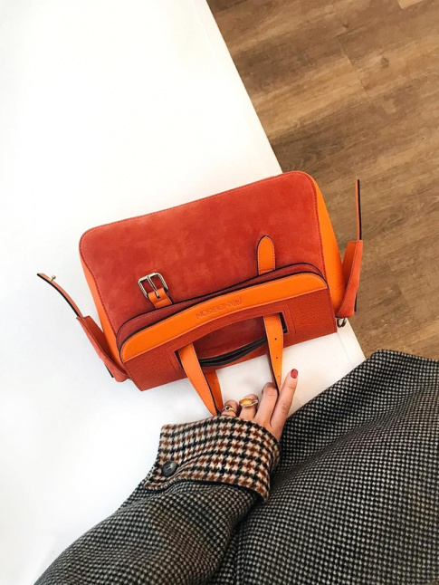 Rien de tel qu'un sac  main orange pour illuminer l'imprim pied de poule noir et blanc de saison