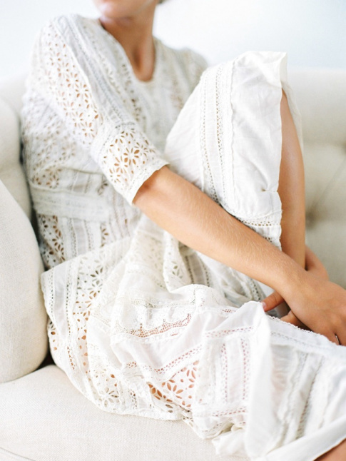 La longue robe blanche en dentelle : une des pices intemporelles  possder absolument !