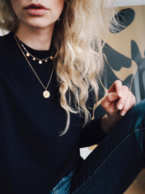 L'accumulation de colliers fonctionne aussi bien sur les tee-shirts blancs que sur les pulls col rond