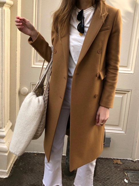 Rien de tel qu'un pardessus caramel pour rchauffer un total look blanc !