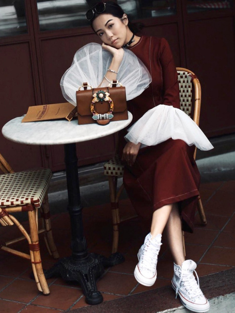 Sophistication + casualness + mini sac no chic = le bon mix